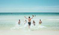 Berwisata Selama Lebaran, Kemenparekraf: Orang Indonesia Lebih Suka Berlibur ke Pantai