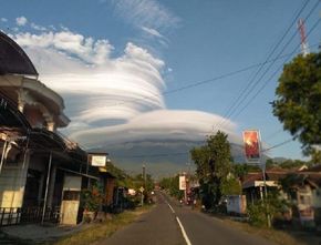 Tidak Hanya Merapi, Fenomena Topi Awan Terjadi di Beberapa Gunung di Pulau Jawa