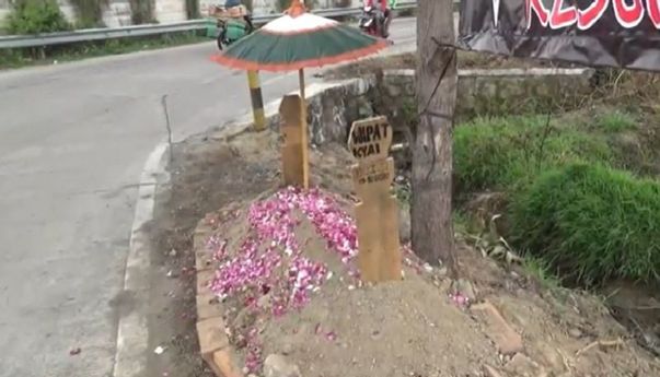 Berita Jateng: Ini Fakta di Balik Munculnya Kuburan di Pinggir Jalan Tol Solo-Ngawi