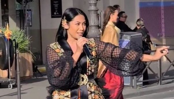 Dukung Pameran UMKM Gibran, Anggun Nyinden di Jalanan Paris