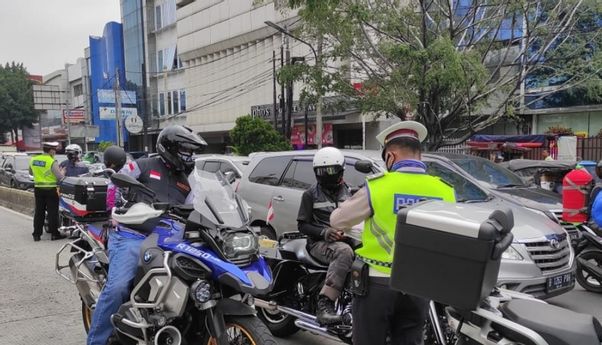 <i>Prittt,</i> Moge Masuk Jalur TransJ Langsung Disetop Polisi, Warganet: Motornya Mahal Tapi...