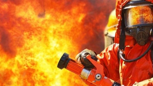 Berita Kebakaran: Sebuah Pabrik Kasur di Semarang Terbakar, Tim Pemadam Sempat Terkendala Akses