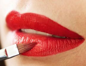 Menggunakan Lipstik Bergantian? Ini Bahaya yang Mengintai
