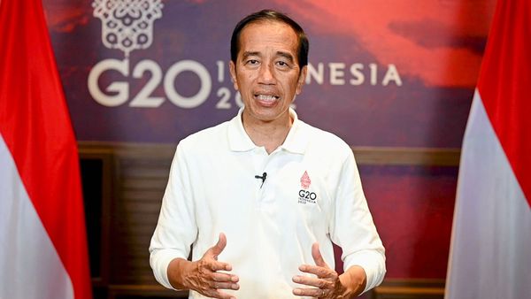 Dicecar Pertanyaan Soal Reshuffle Kabinet, Jokowi: Saya Jawab Besok