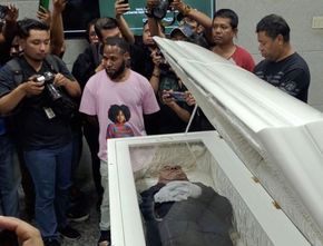 Jenazah Lukas Enembe Telah Tiba di Jayapura, Pemakaman Dilaksanakan Nanti Sore