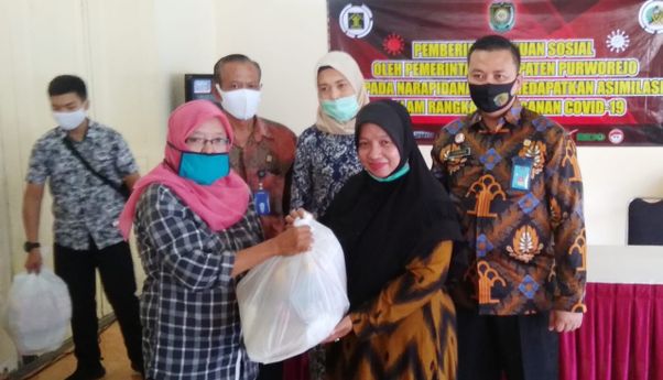 Berita Purworejo: Wakil Bupati Berikan Bantuan pada 30 Warga Binaan