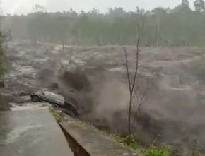 Viral Video Mobil Tiba-tiba Terseret Banjir Lahar Dingin Gunung Semeru