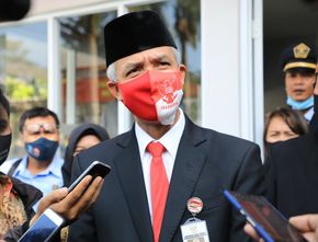 Berita Jateng: Tak Ada Bendera Merah Putih di Alun-Alun Rembang, Ganjar Pranowo Apresiasi Kritikan Gus Mus