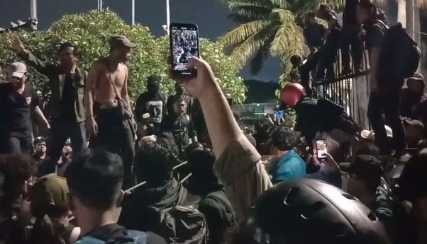 Tiga Mahasiswa UI Terluka dan Dilarikan ke RS Saat Demo Ricuh Tolak RUU TNI di Gedung DPR