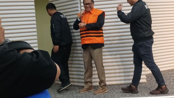 Pakai Rompi Oranye, Hasto Resmi Ditahan KPK