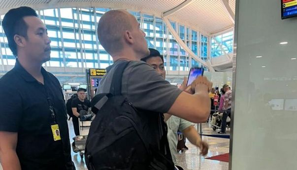 Kantor Imigrasi Bali Deportasi Bule Rusia yang Viral karena Pose Celana Melorot di Gunung Agung