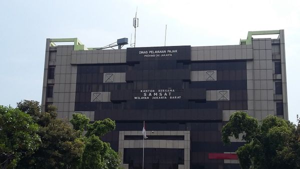 Mengejutkan! Hari Pertama PSBB, Samsat Jakarta Barat Dipenuhi Pengunjung