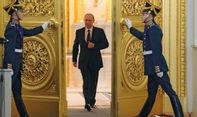 Mengungkap Keganjilan Vladimir Putin yang Tak Pernah Mengayunkan Tangan Kanan saat Berjalan