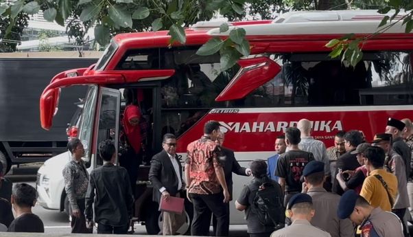 Hasto Pakai Bus Merah Putih Penuhi Panggilan KPK Hari Ini