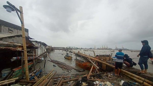 Dihantam Gelombang Ombak, 13 Rumah di Tambaklorok Semarang Rusak Parah