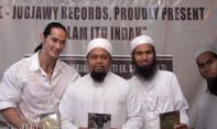 Mengejutkan! Dikira Netizen Mualaf, Apa Agama Ade Rai?