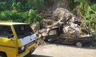 Berita Jateng: Terjadi Longsor di Kota Semarang, Satu Mobil Hancur Tertimpa Batuan