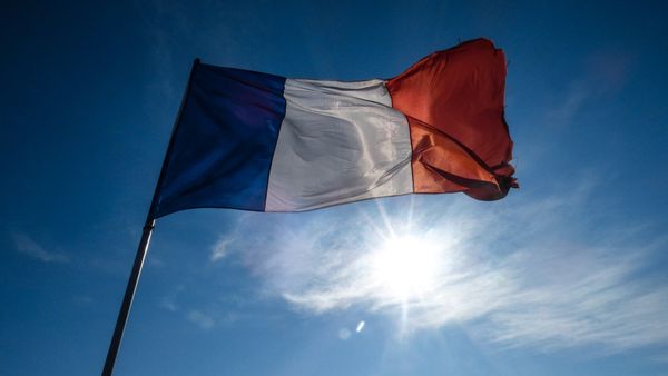 Prancis Terbangkan Pesawat Militer ke Afghanistan Evakuasi Warganya, Macron: Keamanan Mereka Prioritas Mutlak