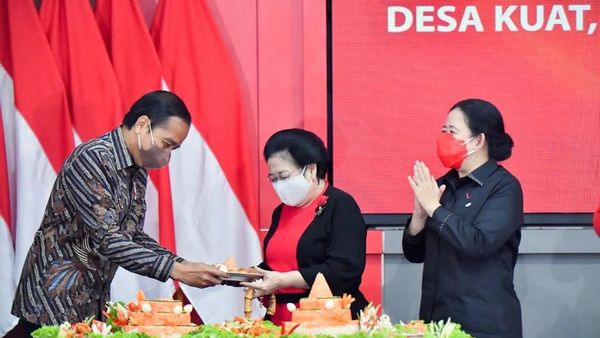 Jokowi Rayu Megawati di Rakernas PDIP, Denny Siregar: Dulu Kayaknya Playboy Nih Pakde