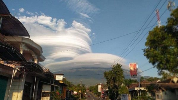 Tidak Hanya Merapi, Fenomena Topi Awan Terjadi di Beberapa Gunung di Pulau Jawa