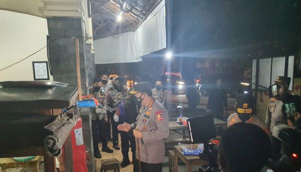 Kapolri Tanya ke Pedagang Angkringan di Solo, 'PPKM Darurat Berdampak Gak?'
