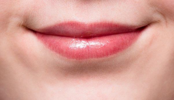 Ingin Mencerahkan dan Merawat Bibir Gelap? Ini Tipsnya!