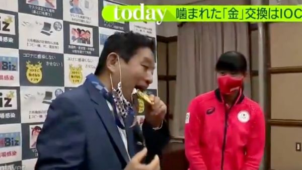 Atlet Jepang Dapat Medali Emas Pengganti Setelah yang Asli Digigit Wali Kota Nagoya