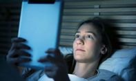 Mengenal Bahaya Blue Light Gadget untuk Kesehatan Kulit