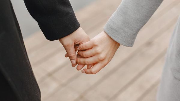 Pakar Bahasa Tubuh Ungkap Makna 8 Gaya Berpegangan Tangan dengan Pasangan