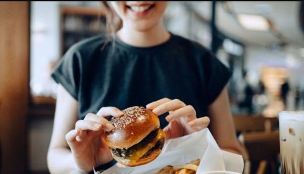 Ada Jari Manusia di Burger Perempuan Ini, Diduga Milik Karyawan Penggilingan Daging