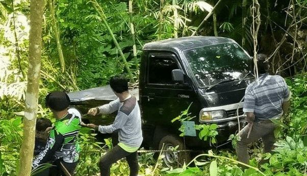 Berita Jawa Barat: Tak Bertuan, Mobil Pickup Misterius Nyangkut di Tengah Hutan Cianjur