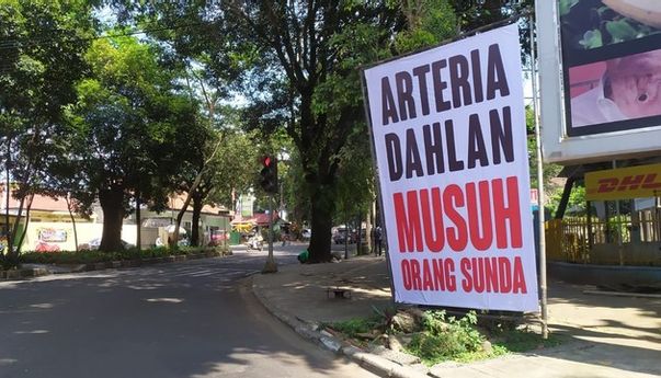 Panas! Spanduk Bertuliskan ‘Arteria Dahlan Musuh Orang Sunda’ Terpampang di Kota Bandung
