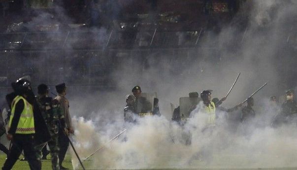 Menelisik Argumen Polisi Pakai Gas Air Mata, Akar Sebab Jatuhnya Ratusan Korban Tewas di Stadion Kanjuruhan?