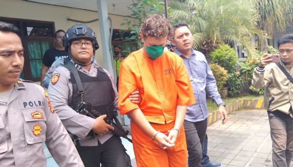 Bawa Belasan Paket Ganja, Bule Belarusia Ditangkap di Bali