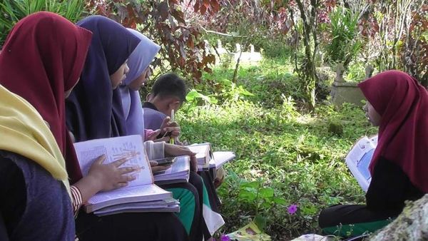 Berita Jateng: Susah Sinyal, Siswa Karangkobar Banjarnegara Terpaksa Belajar Online di Kuburan