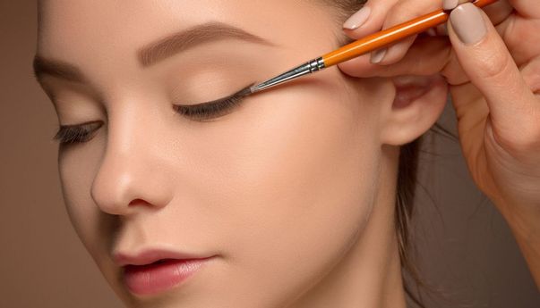 Suka Pakai Eyeliner Hitam atau Cokelat? Perhatikan 5 Hal Ini