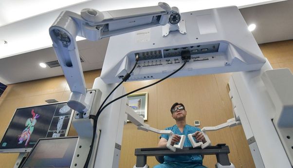 Dokter di China Berhasil Lakukan Operasi Kandung Kemih dari Jarak Jauh dengan Robot 5G