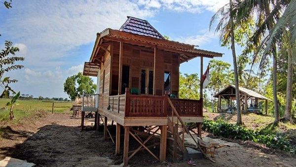 Selamat Tinggal Kandang Ayam, Pasutri Lansia di Ogan Ilir Dapat Kado Rumah Kayu dari Polres