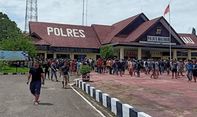 Buntut Penembakan, Puluhan Warga Malinau Serang Polres