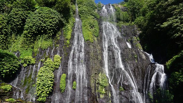 Bosan dengan Pantai? Ini Rekomendasi Air Terjun di Bali yang Punya View Romantis