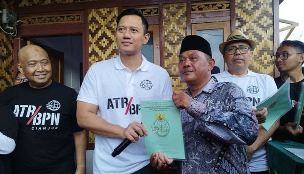 AHY Serahkan 55 Sertifikat Konsolidasi Tanah ke Warga Terdampak Gempa Cianjur 2022