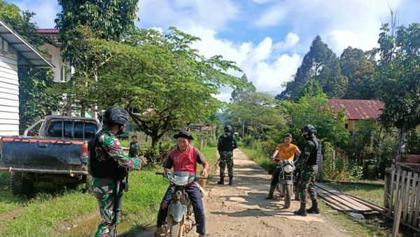 Prajurit TNI Sweeping Perbatasan RI-Malaysia Cek Penyelundupan Miras dan Narkoba