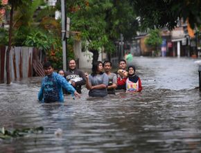 Semalaman Hujan Deras: Pintu Air Jakarta Meluap Buat 71 RT Kebanjiran
