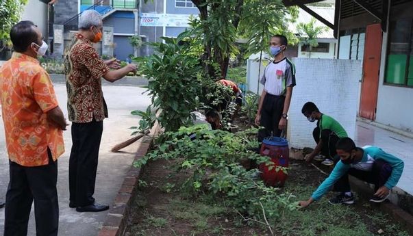 Jelang Pembelajaran Tatap Muka, Ganjar Tinjau Penerapan Protokol Kesehatan di SMK Negeri Jateng