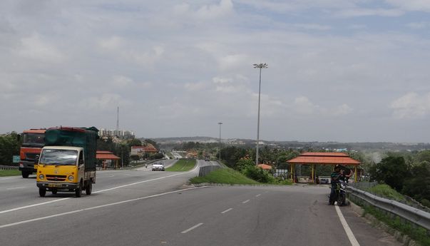 Misteri Sosok Emak Naik Motor yang Nekat Masuk Tol Sambil Ngetap Kartu