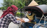 Peringati Hari Pers, Wartawan Bagikan Ratusan Nasi Kotak untuk Pekerja Kaki Lima Malioboro