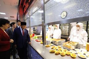 Prabowo Tinjau Program Makan Siang Gratis untuk Siswa di Beijing: Sangat Sehat