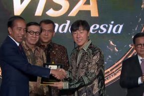 Presiden Jokowi Berikan Golden Visa Perdana untuk Shin Tae-yong