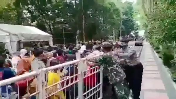 Peserta Vaksin di GOR Tawangalun Jebol Pagar, Warganet: Cie Rebutan, Waktu Landai Gak Ada yang Mau
