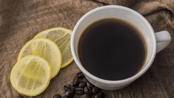 Lagi Populer di Medsos, Ketahui Manfaat Minum Kopi Campur Lemon